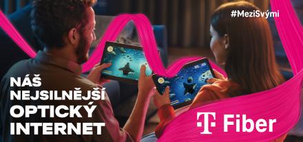 muž a dívka drží v ruce tablet